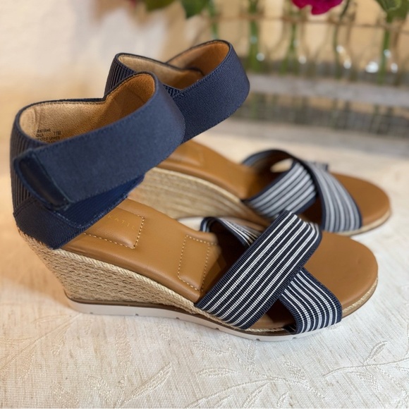 Kelly & Katie Gala Espadrille Wedge Sandal Women’s Size 11M. Blue /White Stripe - Picture 3 of 10